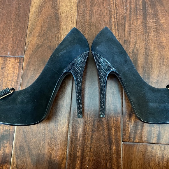 Louis Vuitton Bow Heels with Crystal Stud Detailing - Only Worn Once - Picture 3 of 6